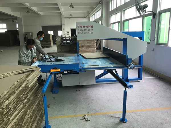 新型蜂窩紙板機(jī)械