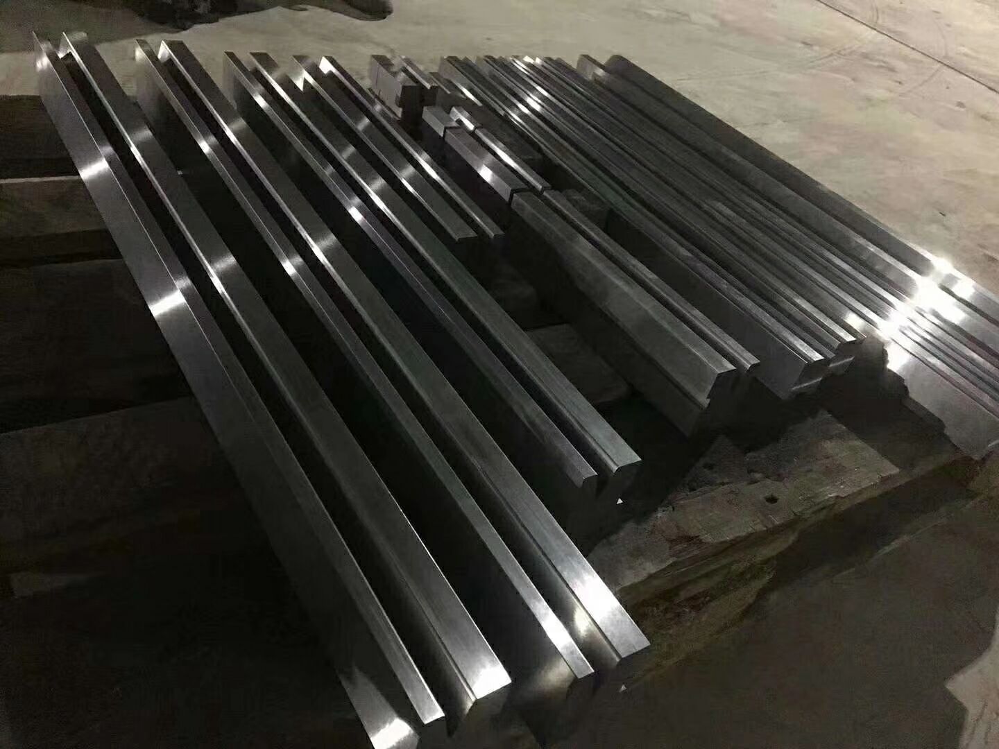 修磨折彎機模具   贛州數控折彎機模具   剪板機刀片