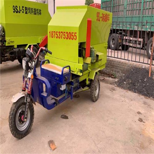 柴油三輪牛羊喂料車 牛馬豬青貯飼料撒料車