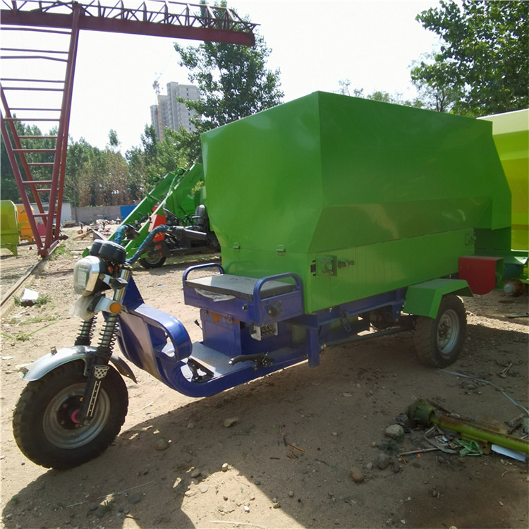 電動(dòng)三輪小型撒料車 牛羊飼料投料機(jī)