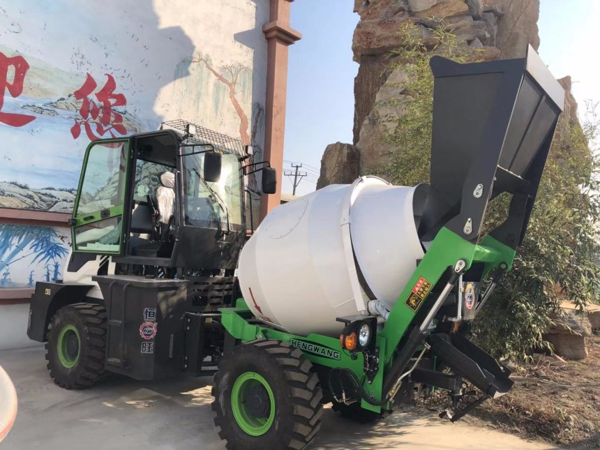 1.2立方自動上料車  180度旋轉罐攪拌車 各種型號攪拌車現(xiàn)貨銷售