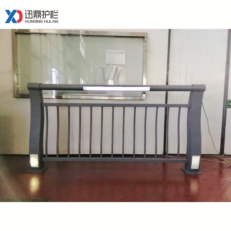 201不銹鋼復(fù)合管隔離欄桿|橋梁護(hù)欄多少錢一米