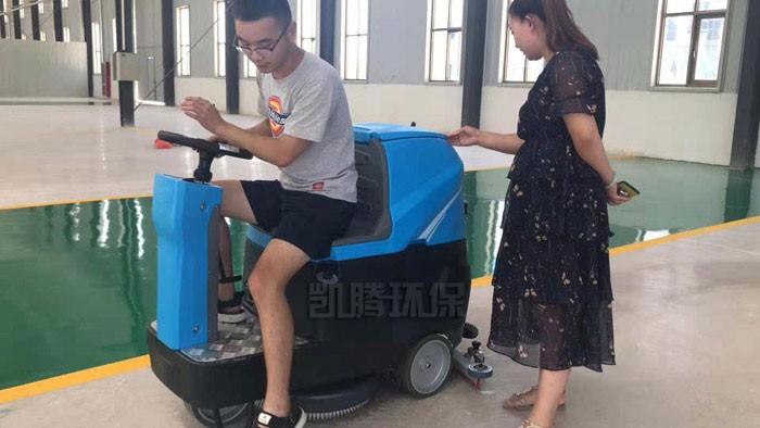 車(chē)庫(kù)拖洗一體機(jī) 車(chē)間駕駛自動(dòng)洗地機(jī) 工廠倉(cāng)庫(kù)用洗地機(jī)