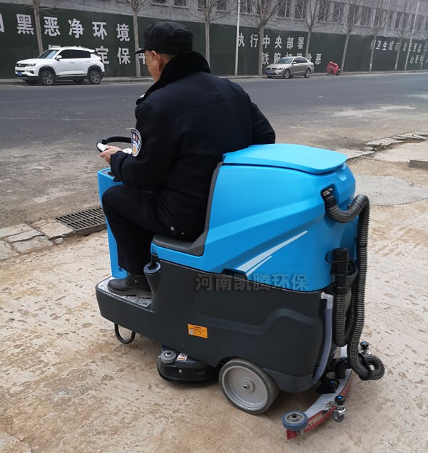 榆林物業(yè)停車(chē)廠洗地機(jī) 陜西大型小區(qū)車(chē)庫(kù)駕駛式洗地機(jī)