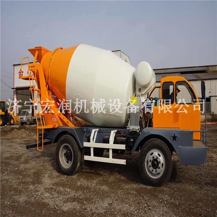 四輪四驅自上料攪拌機  混凝土自動上料攪拌機  全自動攪拌車發往云南一臺
