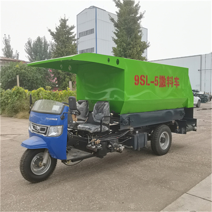 自走式柴油撒料車 牛場自動添料車 飼料喂料車