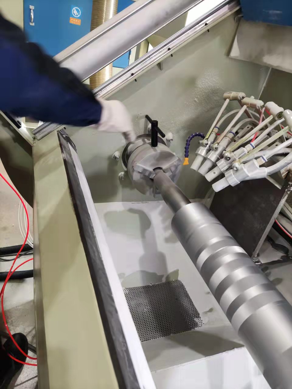 供應佛山百洲輥軸旋轉噴砂機深圳輥軸自動噴砂機