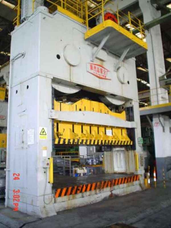 優(yōu)價出售：濟南產(chǎn)J36-800t閉式雙點壓力機/雙點沖床/沖床