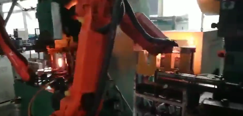 沈陽上下料機器人在熱鑄取件行業的應用