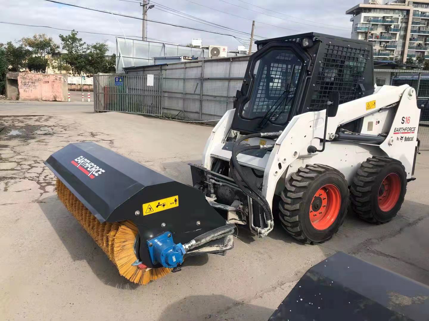 使用時間僅有9小時的庫存車山貓s16滑移裝載機(jī)，掃雪機(jī)，小型裝載機(jī)，清掃機(jī)