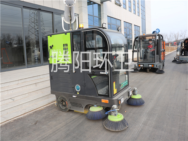 物流園使用電動掃地車有什么好處